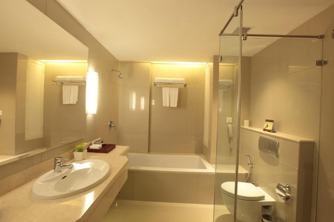 Monsoon Empress Kochi Hotel Exterior foto